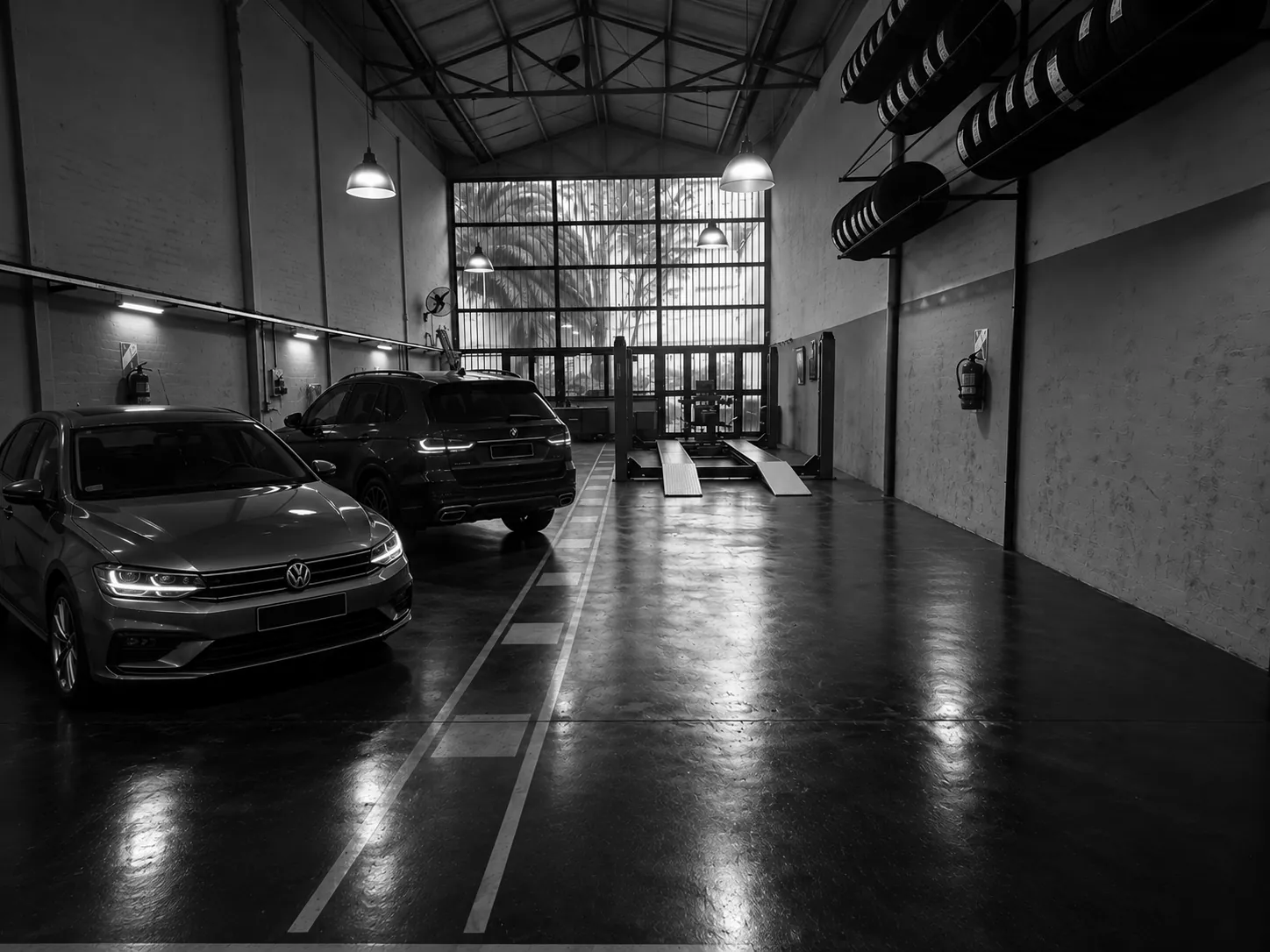 Interior del taller Neumáticos Esege en Villa Crespo, con el elevador de alineación al fondo
